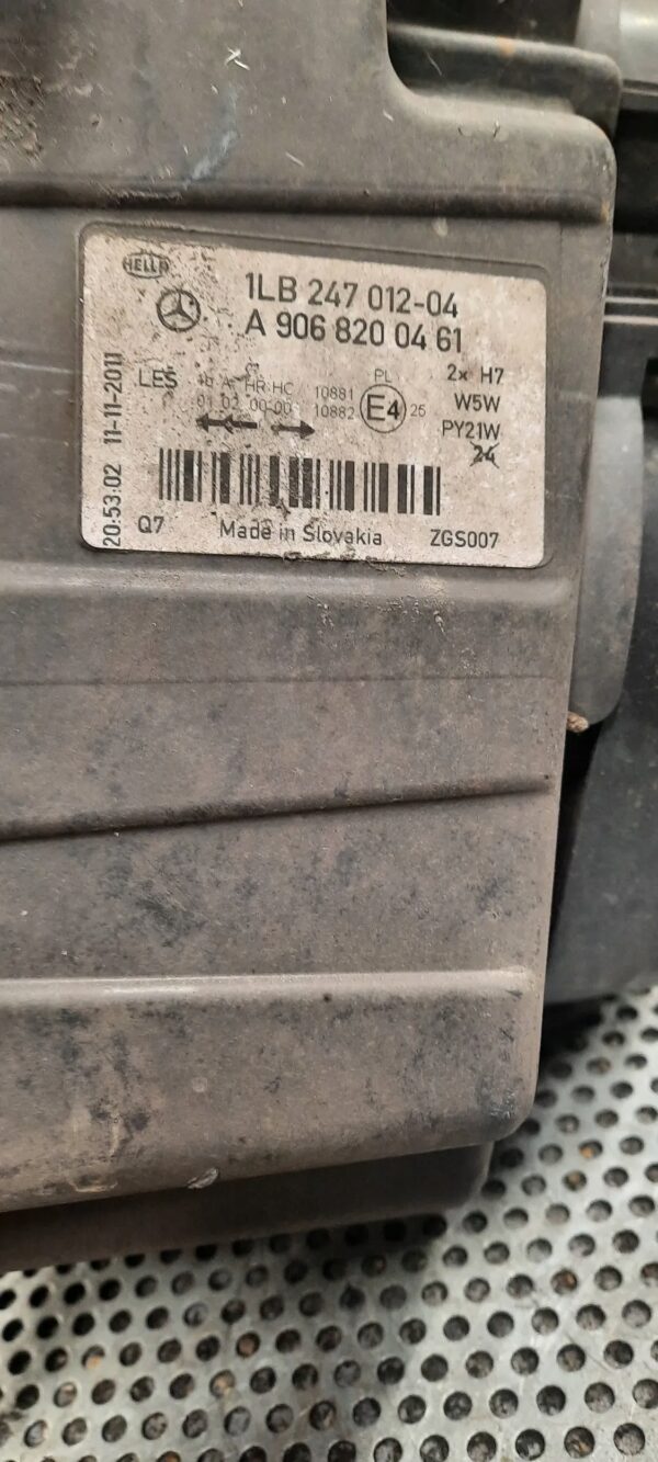 LAMPA PRZEDNIA PRAWA A9068200461 MERCEDES 906