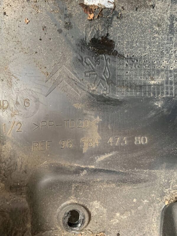 OBUDOWA BEZPIECZNIKÓW CITROEN BERLINGO 9658447380