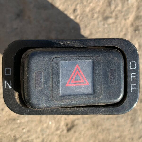 WŁĄCZNIK ŚWIATEŁ AWARYJNYCH MITSUBISHI CANTER