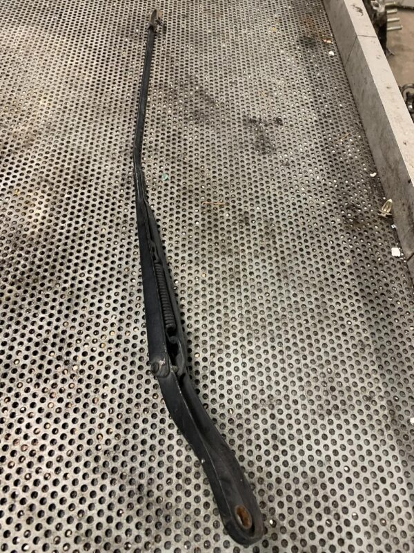 RAMIĘ WYCIERACZKI SZYBY PRZEDNIEJ MASTER III 8200734777