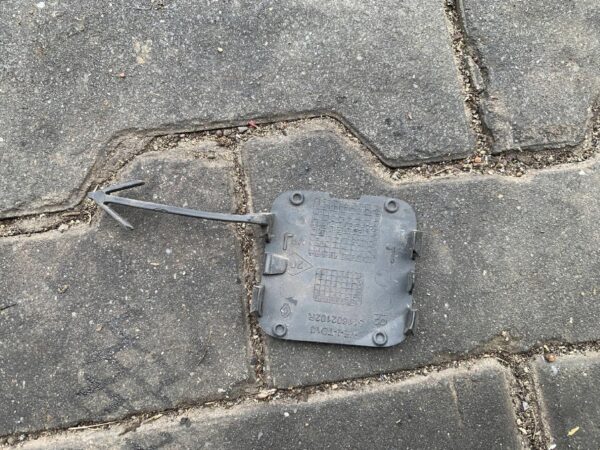 ZAŚLEPKA OSŁONA HAKA HOLOWNICZEGO PRZEDNIA TRAFIC III 511802102R