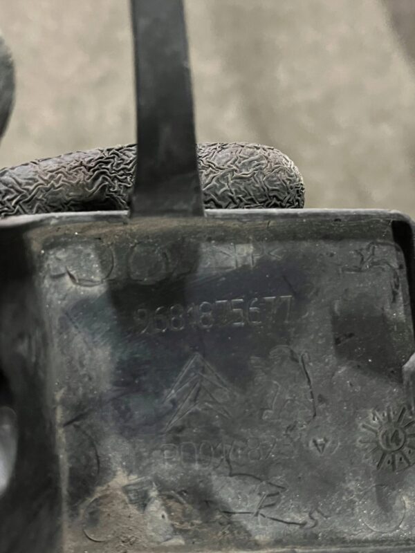 Citroen Berlingo 2018 Zaślepka / Osłona haka holowniczego przednia