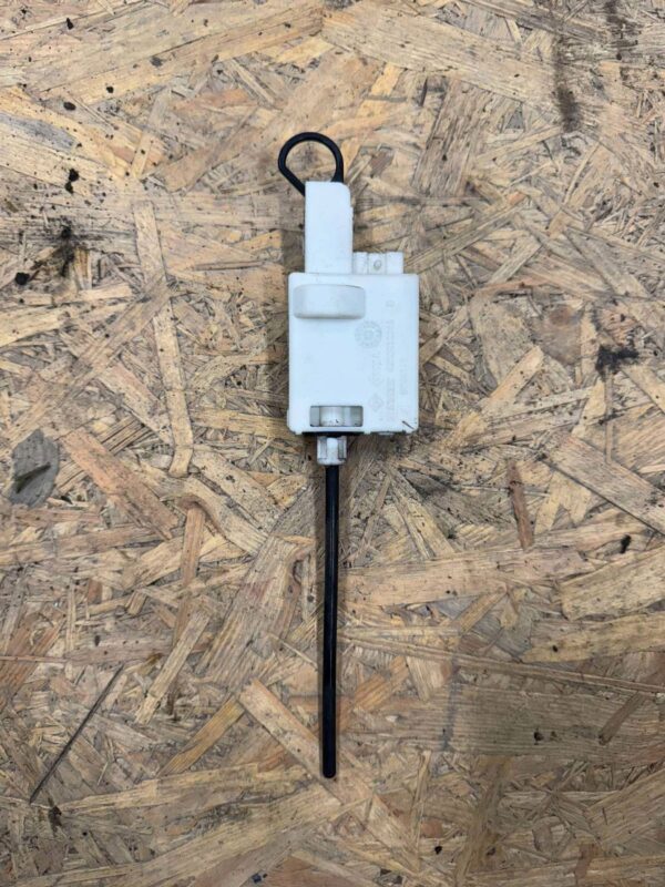 SIŁOWNIK KLAPKI WLEWU PALIWA RENAULT TRAFIC II 8200032984B