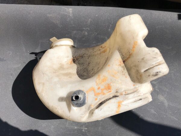 ZBIORNICZEK SPRYSKIWACZY MERCEDES VITO 6398690020