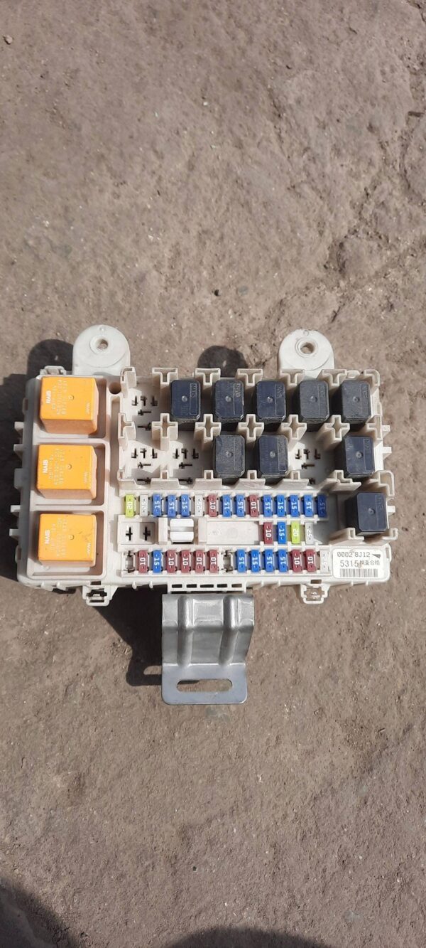 SKRZYNKA BEZPIECZNIKÓW ISUZU D-MAX 00028J12