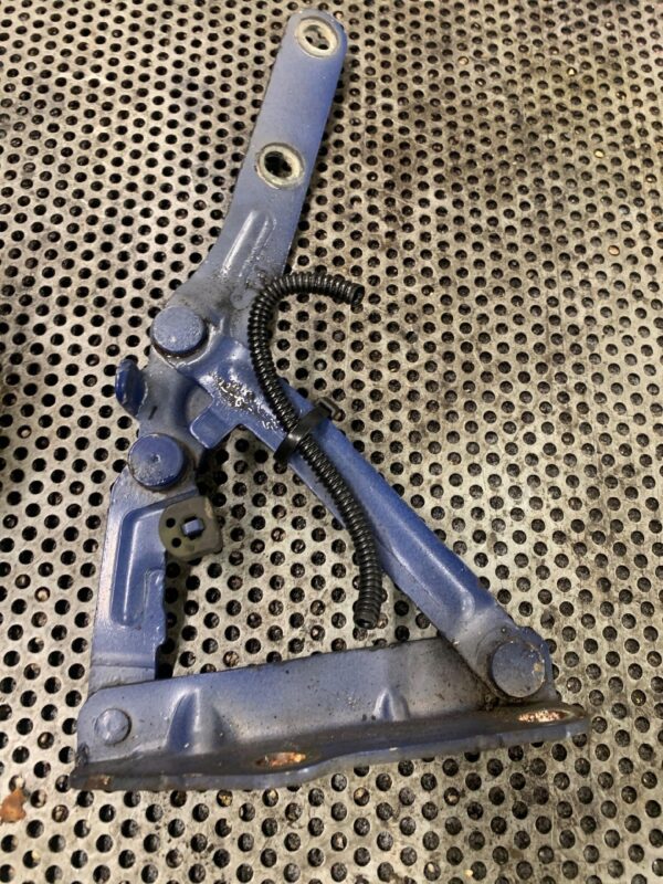 ZAWIAS MASKI LEWY VW T5 7H0823301D