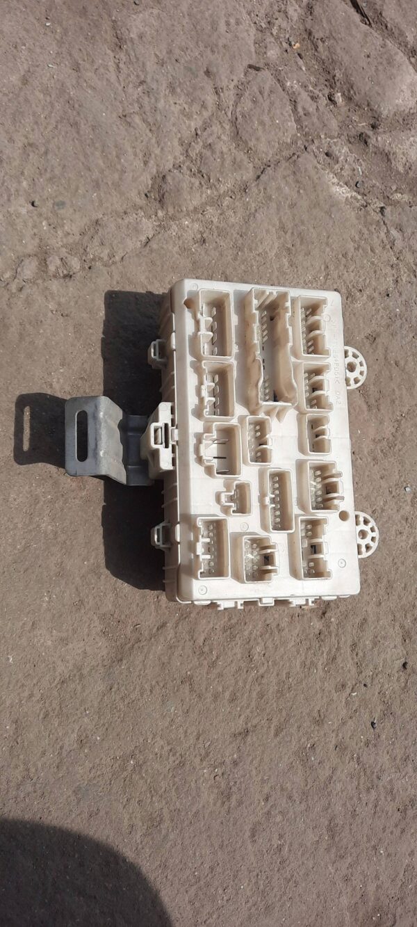 SKRZYNKA BEZPIECZNIKÓW ISUZU D-MAX 00028J12