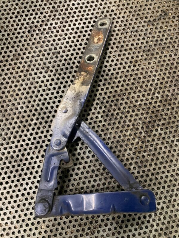 ZAWIAS MASKI PRAWY VW T5 7H0823302D