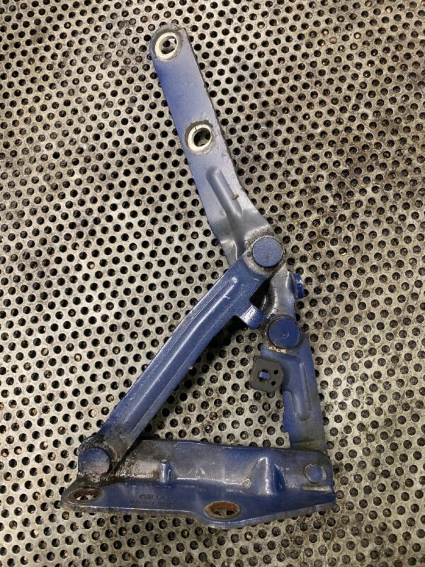 ZAWIAS MASKI PRAWY VW T5 7H0823302D