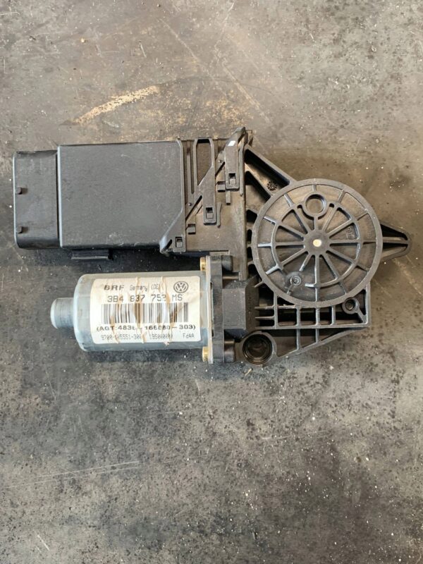 Volkswagen PASSAT B5 1999 Silnik regulatora szyby drzwi przednich