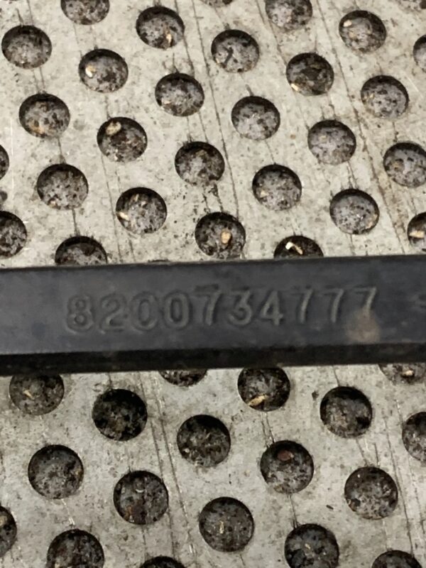 RAMIĘ WYCIERACZKI SZYBY PRZEDNIEJ MASTER III 8200734777