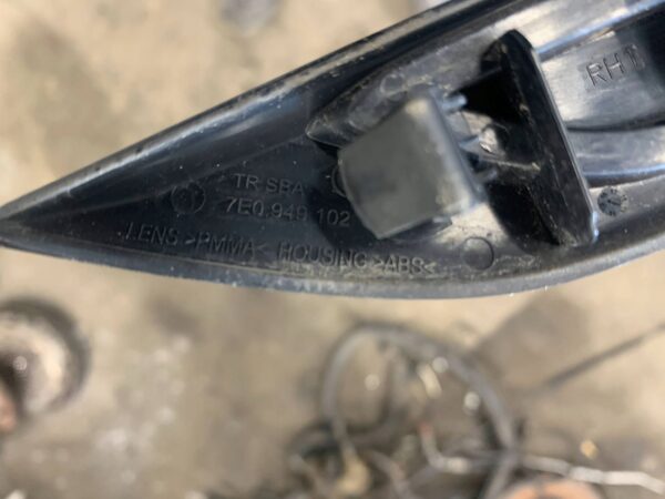 KIERUNKOWSKAZ BOCZNY BŁOTNIKA PRAWY 7E0949102 VOLKSWAGEN T6