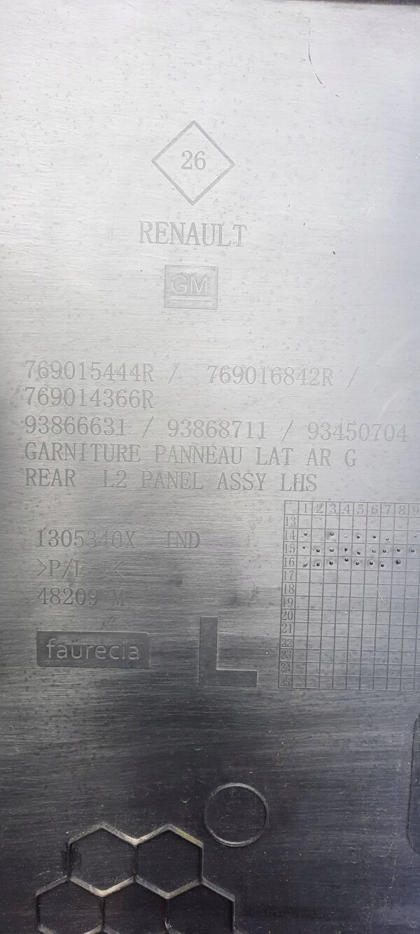 BOCZEK BAGAŻNIKA RENAULT TRAFIC III 769015444R