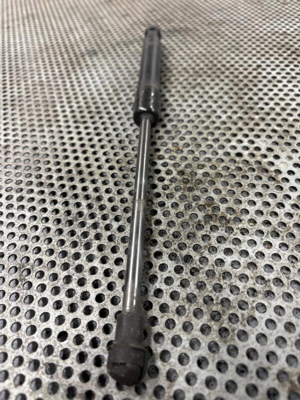 SIŁOWNIK MASKI TRAFIC III 654706643R