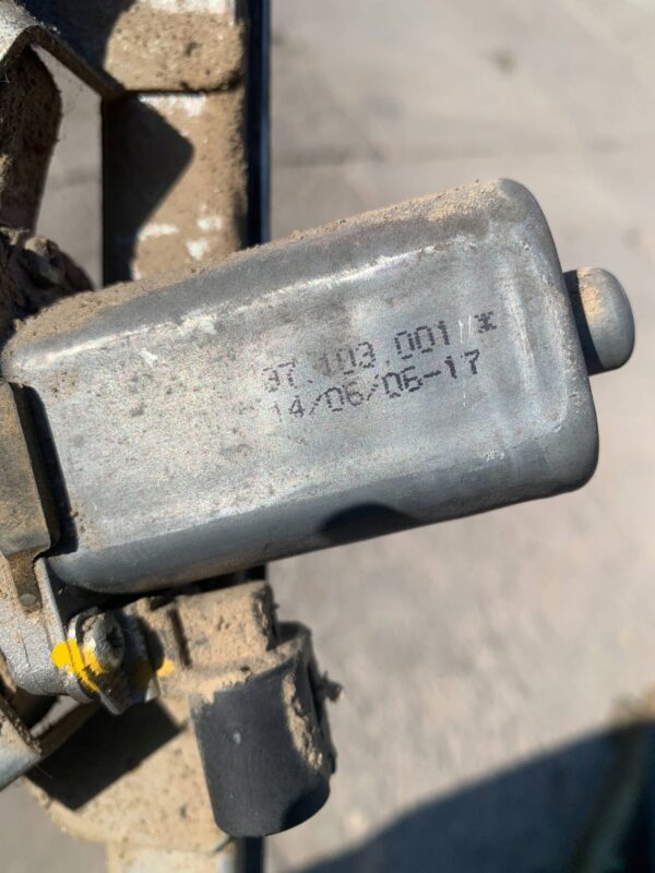 PODNOŚNIK SZYBY DRZWI PRZEDNICH TRAFIC II VIVARO 37103001