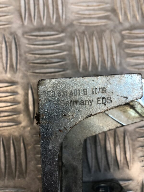 ZAWIAS DRZWI T5 7E0831401B