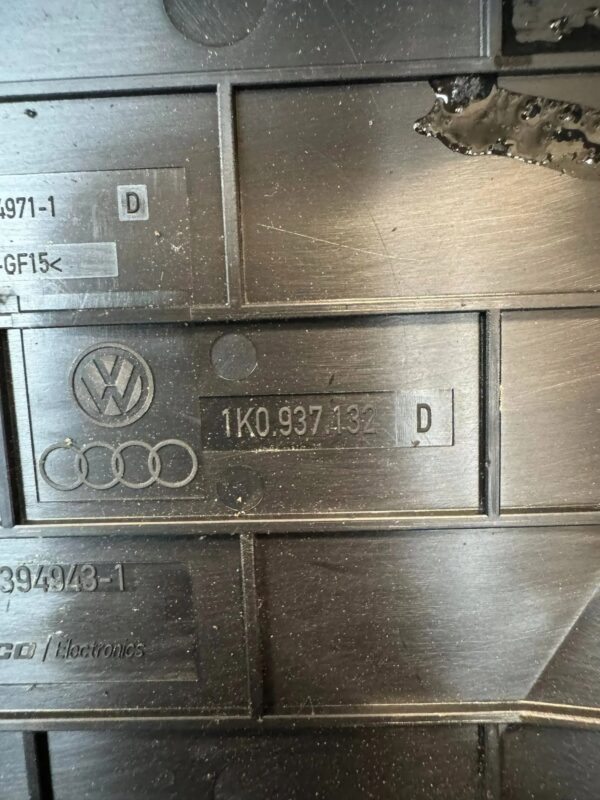 POKRYWA OBUDOWY SKRZYNKI VOLKSWAGEN CADDY III 1K0937132D