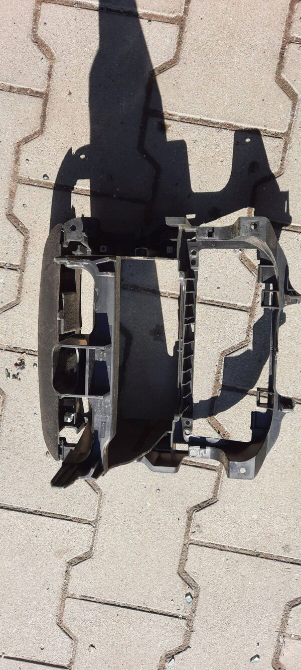 RAMKA RADIA KONSOLI TRAFIC III 678700458R