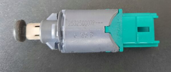 CZUJNIK SPRZĘGŁA TRAFIC III 253250007R