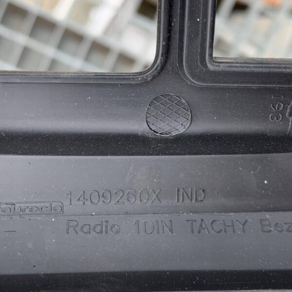 RAMKA OBUDOWA RADIA 682603912R REANULT TRAFIC III