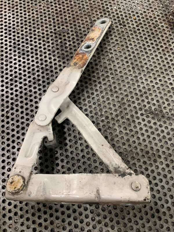 ZAWIAS MASKI PRAWY VW T5 7H0823302D