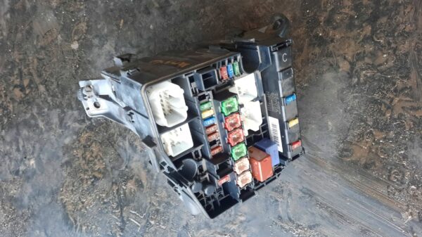 MODUŁ BEZPIECZNIKÓW TOYOTA YARIS 06-11 8264147020