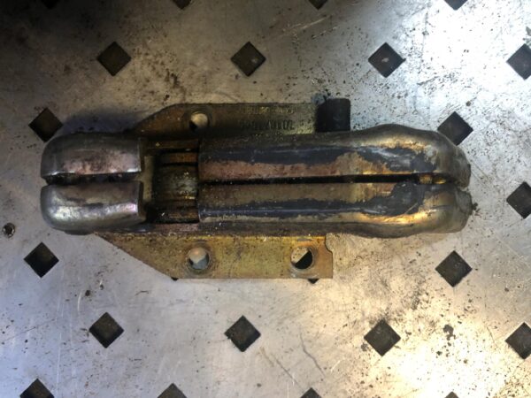 SZYNA OGRANICZNIK DRZWI VW T4 2.5 701827545