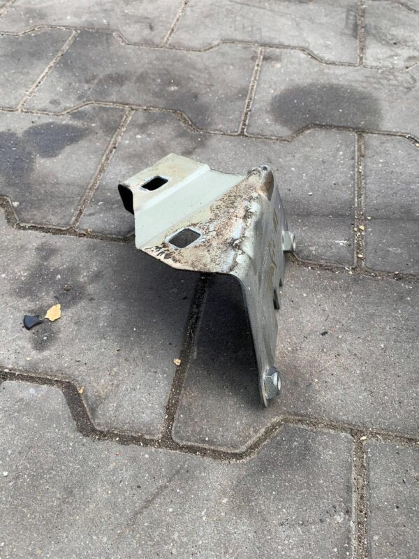 UCHWYT MOCOWANIE BŁOTNIKA PRZEDNIEGO TRAFIC III 47903R