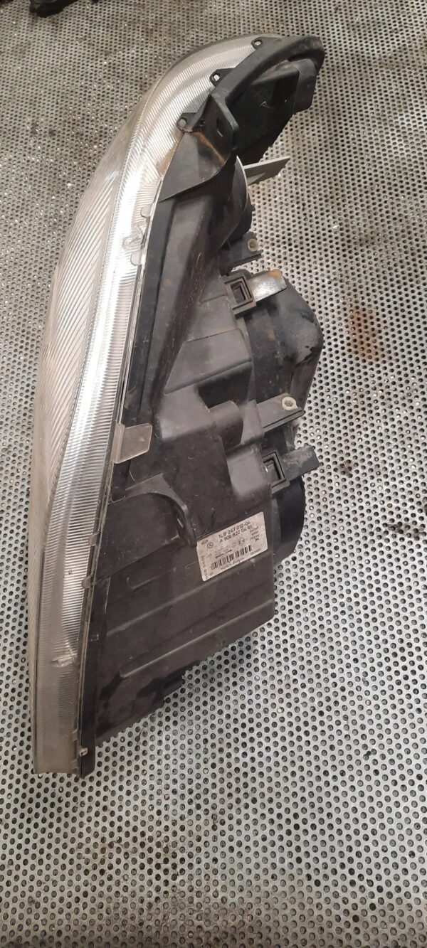 LAMPA PRZEDNIA PRAWA A9068200461 MERCEDES 906