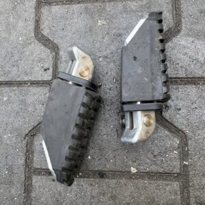 PODNÓŻKI TYŁ TRIUMPH TIGER 800 XCA 18-20 LIFT T2084401 T2084402