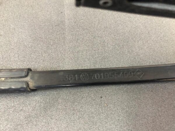 RAMIĘ WYCIERACZKI LEWY PRZÓD VW T4 701955409