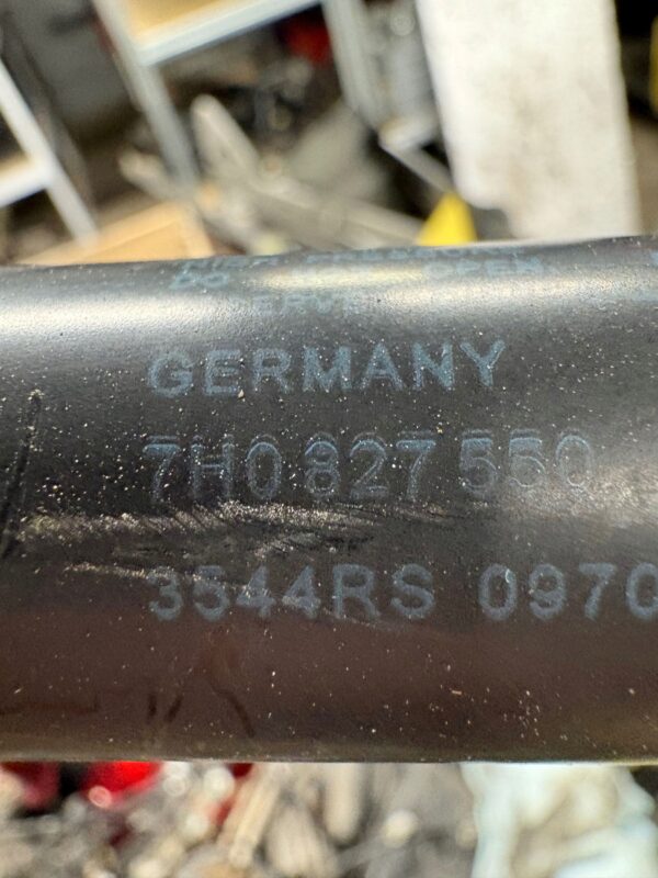 SIŁOWNIK KLAPY BAGAŻNIKA VW T5 7H0827550