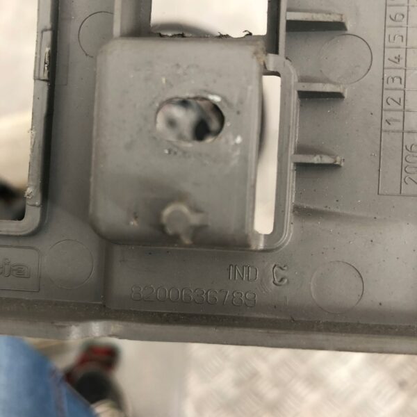 OSŁONA OBUDOWA RADIA RENAULT KANGOO 8200636789