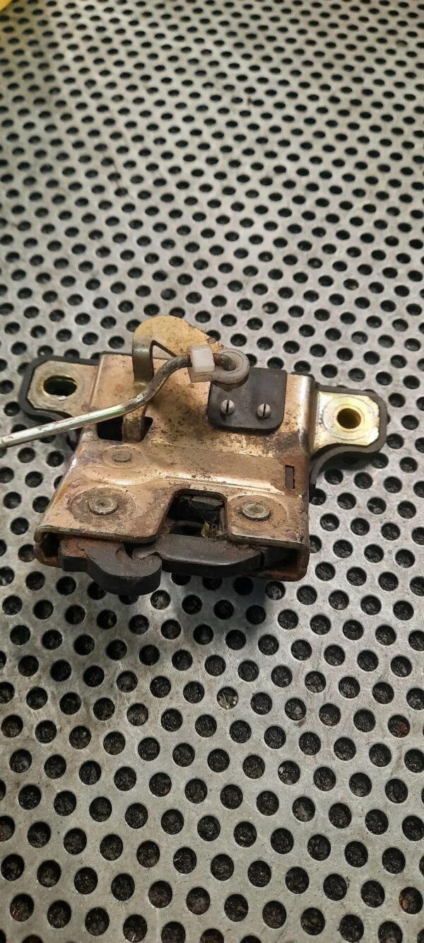 ZAMEK KLAPY 8L0827505 VOLKSWAGEN