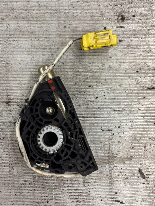 NAPINACZ PASA BEZPIECZEŃSTWA FOTELA PRZEDNIEGO VW T5 33027920