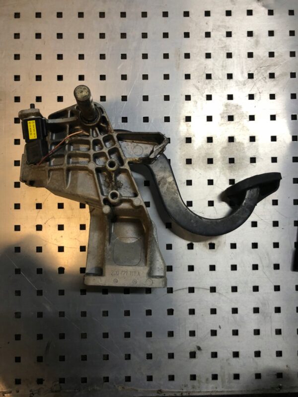 PODSTAWA PEDAŁ SPRZĘGŁA CZUJNIK 2D0721111A