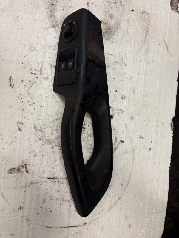 PRZEŁĄCZNIK SZYB UCHWYT RĄCZKA DRZWI LEWA RENAULT TRAFIC III