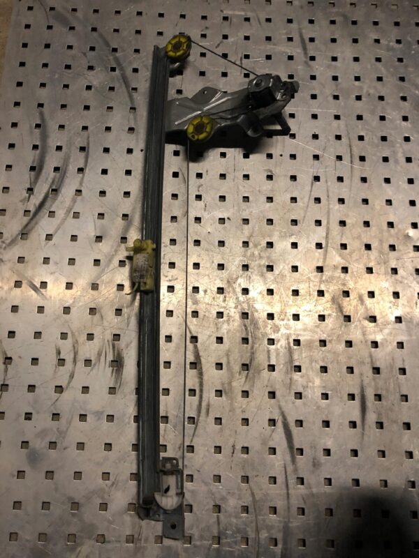 PODNOŚNIK SZYBY PRAWY TRAFIC VIVARO 7700311819