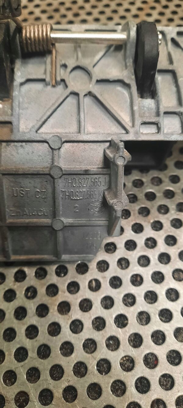 ZAMEK KLAPY 7H0827565K VOLKSWAGEN T6