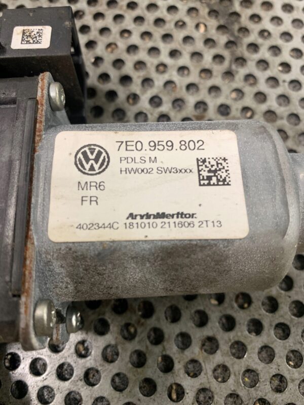 SILNICZEK SZYBY PRAWY PRZÓD VW T5 7E0959802