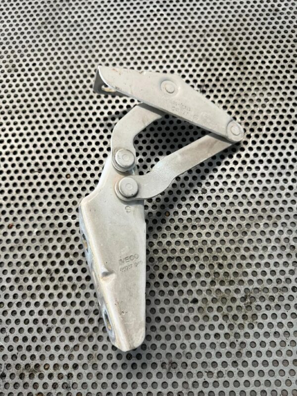 ZAWIAS MASKI LEWY IVECO DAILY 56087046