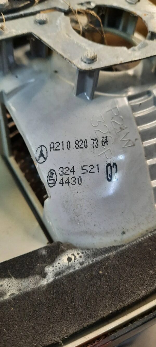 LAMPA TYLNA MERCEDES W210 PRAWA