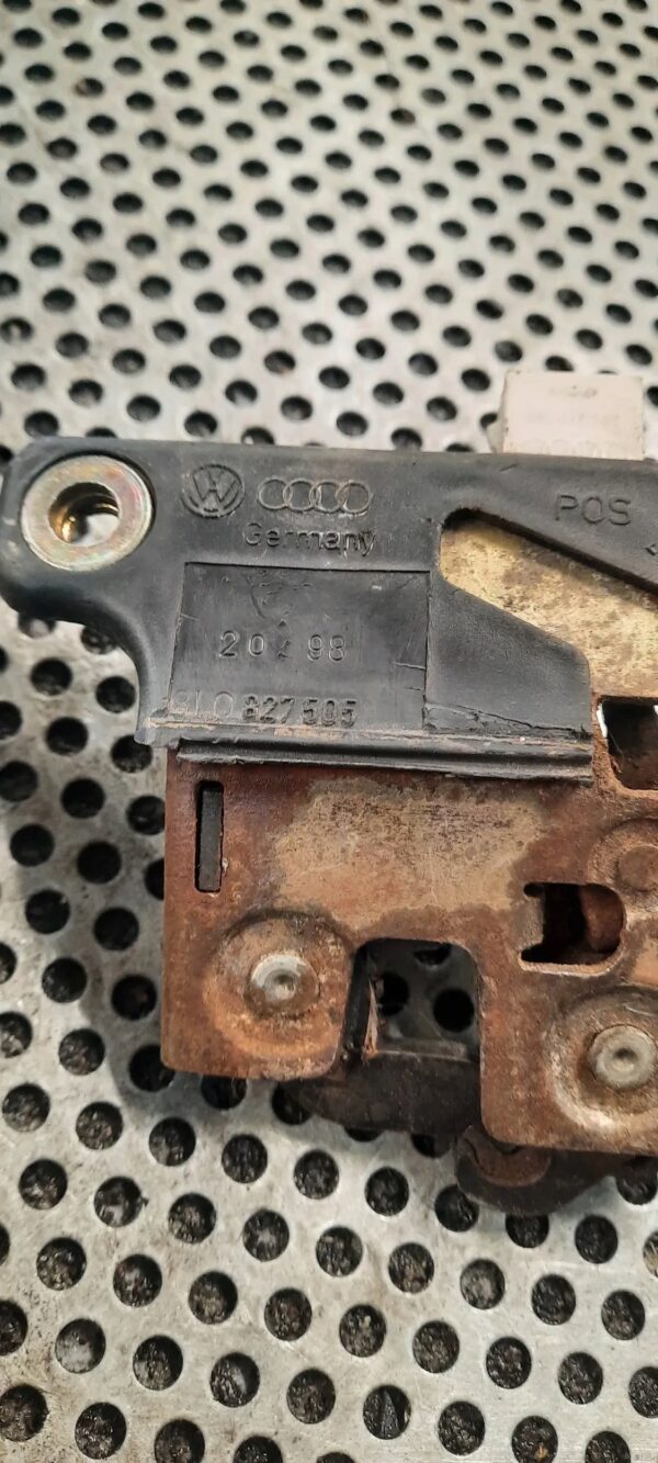 ZAMEK KLAPY 8L0827505 VOLKSWAGEN