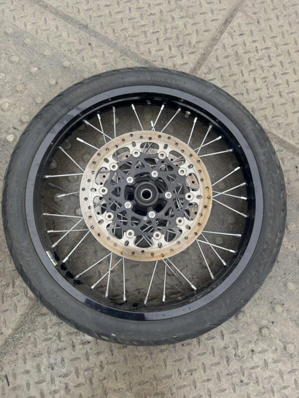 7d3a6e66ee2ed89dd4628a4043fa6d58.jpg FELGA PRZEDNIA TRIUMPH TIGER 800 XCA 18-20 USZKODZONA T2004400