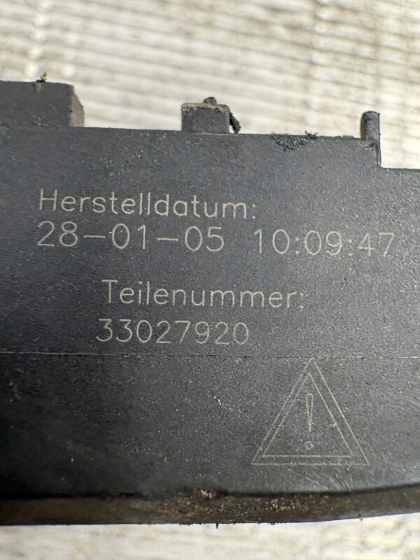 NAPINACZ PASA BEZPIECZEŃSTWA FOTELA PRZEDNIEGO VW T5 33027920