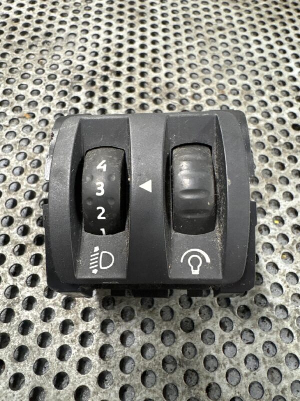 PRZEŁĄCZNIK WYSOKOŚCI ŚWIATEŁ TRAFIC III 251900567R