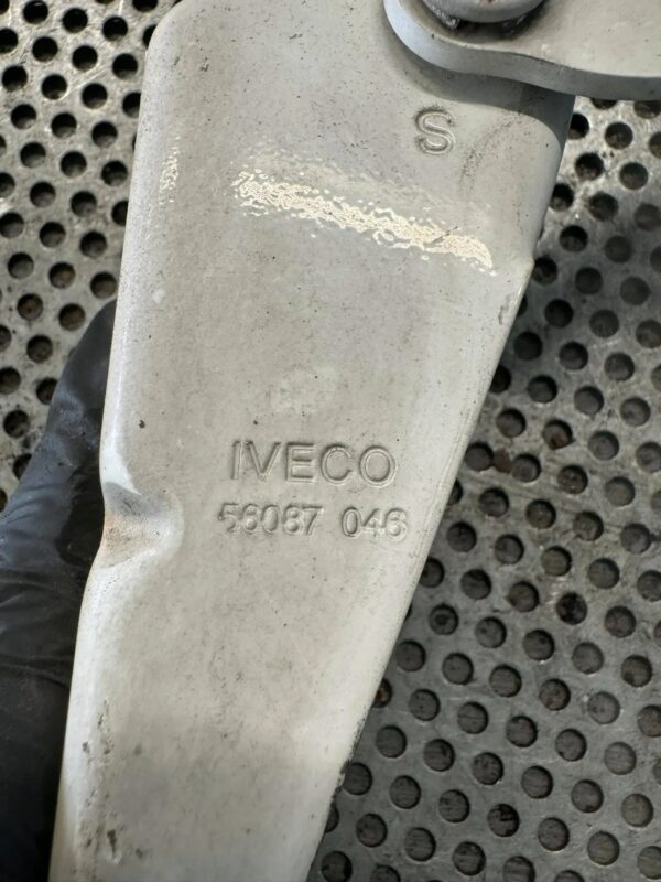 ZAWIAS MASKI LEWY IVECO DAILY 56087046