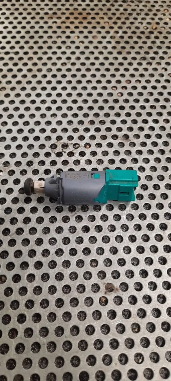 CZUJNIK POŁOŻENIA PEDAŁU SPRZĘGŁA 253250007R RENAULT MASTER