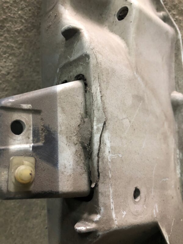 MOCOWANIE BŁOTNIKA PRAWY PRZÓD KANGOO 8200381902