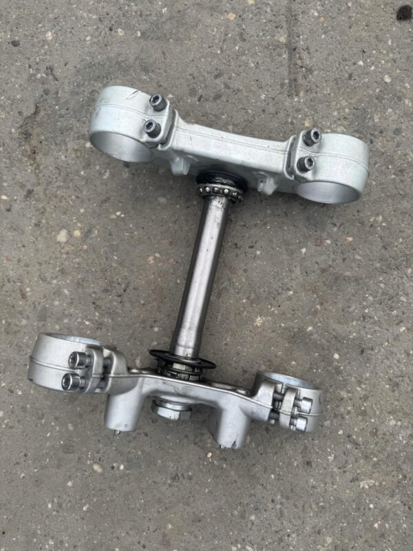 PÓŁKA PRZÓD TRIUMPH TIGER 800 XCA 18-20 LIFT T2049787 USZKODZONA